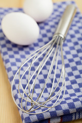 Schneebesen und Eier