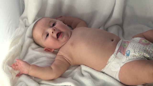 baby neonato in pannolino con giostrina