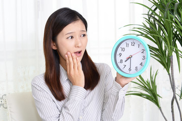 時計を持つ女性