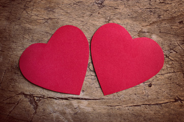 Obraz premium Red hearts on wooden table