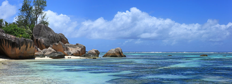 lagon bleu et c&ocirc;te de anse source d'argent