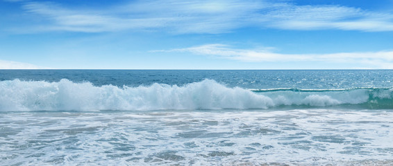 Obraz na płótnie Canvas ocean, sandy beach and blue sky