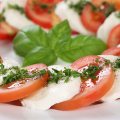 Nahaufnahme Caprese Salat mit Tomaten und Mozzarella Käse auf T