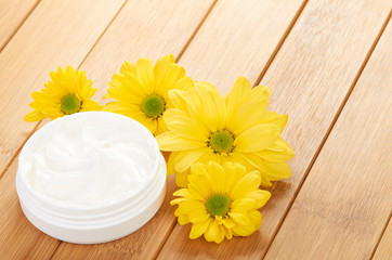 Obraz na płótnie Canvas cosmetic cream with herbal flower