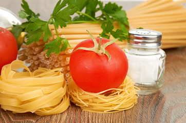 Setting pasta with tomato and garlic