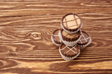 Naklejka premium Dark chocolate on wooden background