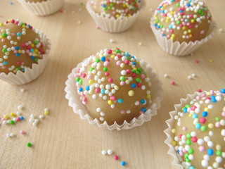 Selbst gemachte Marzipanpralinen mit Zuckerperlen