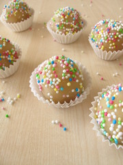 Selbst gemachte Marzipanpralinen mit Zuckerperlen