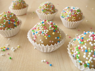 Selbst gemachte Marzipanpralinen mit Zuckerperlen