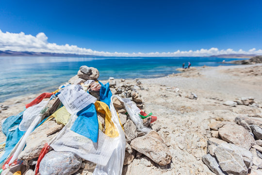 Marnyi stone with sutra streamers on the lakeside of Namtso
