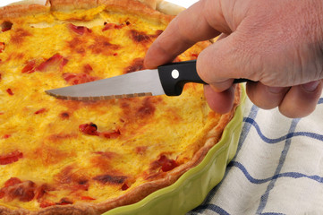 Découpe de la tarte au poulet et poivrons rouges