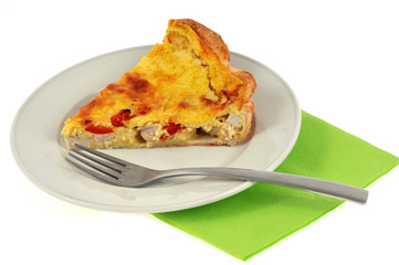 Morceau de tarte au poulet, curry et poivrons rouges