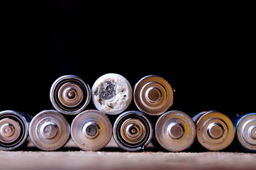 Panele Szklane Podświetlane  kilka starych zużytych baterii