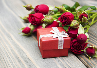 Red roses  and gift box