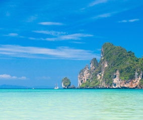 Naklejka premium High Cliff Tranquil Bay