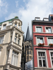 Obraz premium Aachener Stadthäuser mit Blick auf den Aachener Dom