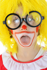 Clown mit Brille streckt Zunge raus