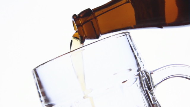 Bier wird eingeschenkt