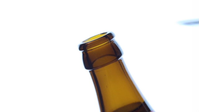 Bierflasche wird ge&ouml;ffnet
