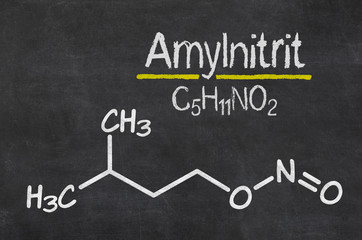 Schiefertafel mit der chemischen Formel von Amylnitrit