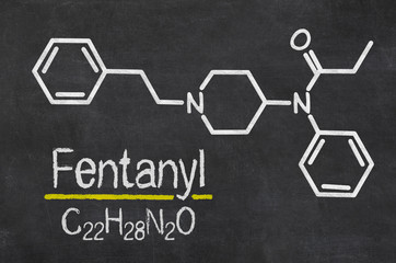 Schiefertafel mit der chemischen Formel von Fentanyl