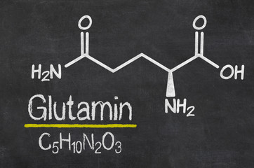 Schiefertafel mit der chemischen Formel von Glutamin