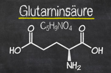 Schiefertafel mit der chemischen Formel von Glutaminsäure