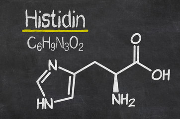 Schiefertafel mit der chemischen Formel von Histidin