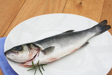 branzino fresco su piatto