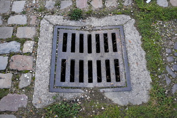 Bouche d'&eacute;gout et pav&eacute;s