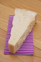 pezzo di formaggio grana su tavolo di legno