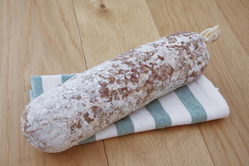 salame intero su tavolo di legno