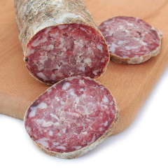 salame e fette di salame su tagliere