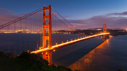 Fototapeta na wymiar Golden Gate Bridge at Dusk