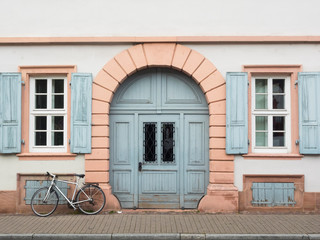 Fototapeta na wymiar Fassade eines alten Hauses und Fahrrad