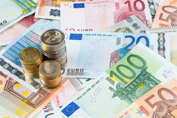 Pila di monete su banconote euro
