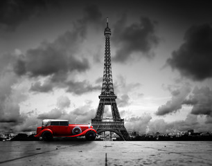 Effeltoren, Parijs, Frankrijk en retro rode auto. Zwart en wit