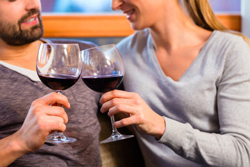 Paar trinkt zuhause Wein