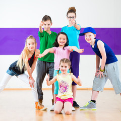 Kinder trainieren Zumba Fitness in Tanzschule