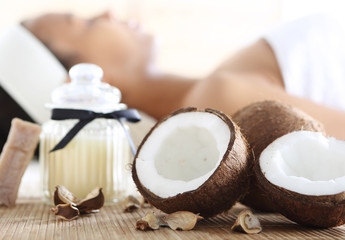 Fototapeta Wellness& spa, Zabieg z użyciem olejku kokosowego obraz