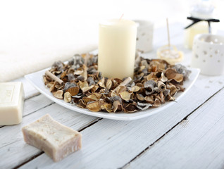 Kompozycja potpourri, świeca, kominek do aromaterapii