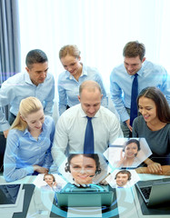 Obraz premium smiling business people with laptop in office
