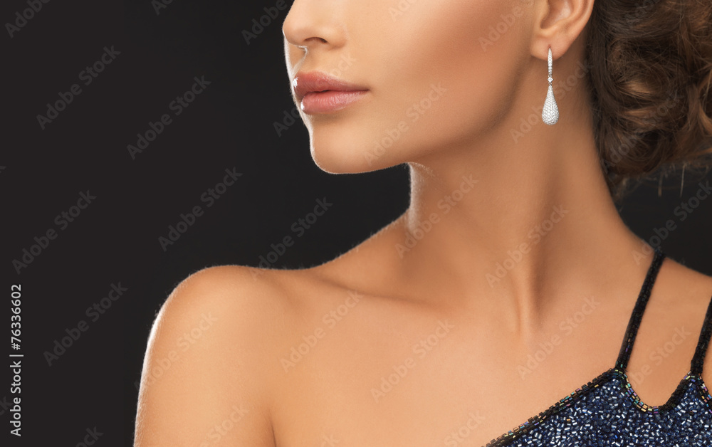 Wall mural woman with diamond earrings