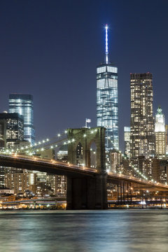Fototapeta The New York City skyline w Brooklyn Bridge