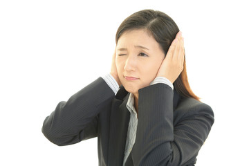 耳を押さえる女性