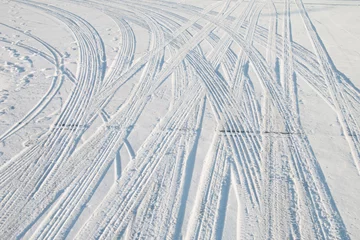 Photo sur Aluminium Chemin de fer Car tire track in snow