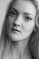 Fototapeta premium seksowna młoda modelka z perfekcyjną cerą i makijażem glamour.
