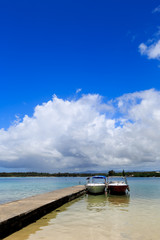 Ponton de la plage de blue bay - île maurice