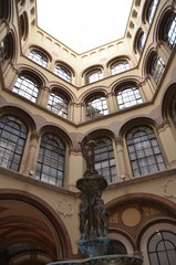 Fototapeta na wymiar Cour intérieure, fontaine, Vienne 