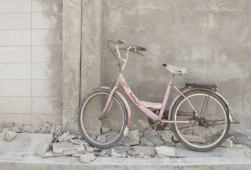Fototapeta na wymiar Bicycle old on wall vintage